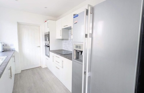 Wainscot Apartment | Chic En-suite Double Room with Office