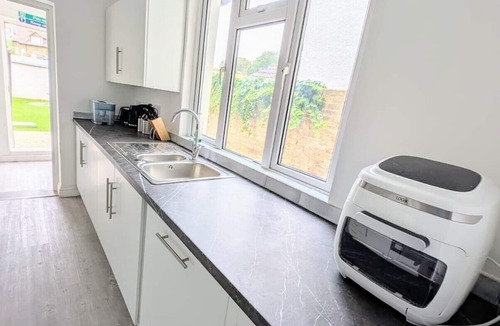 Wainscot Apartment | Chic En-suite Double Room with Office