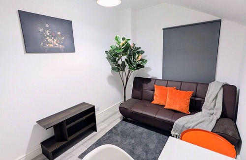 Wainscot Apartment | Chic En-suite Double Room with Office