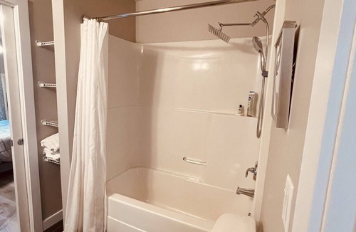 Fort Gary Condo | Chic Entire 2 bedroom 1 bath condo + Gym + Free parking