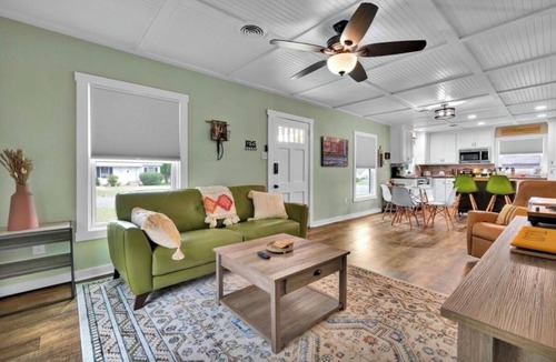 Waco House | Chic Family Retreat + hot tub/large yard - 5 min to Magnolia & Baylor