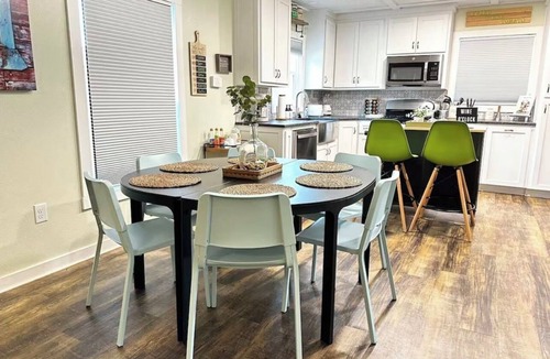 Waco House | Chic Family Retreat + hot tub/large yard - 5 min to Magnolia & Baylor