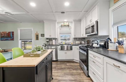 Waco House | Chic Family Retreat + hot tub/large yard - 5 min to Magnolia & Baylor