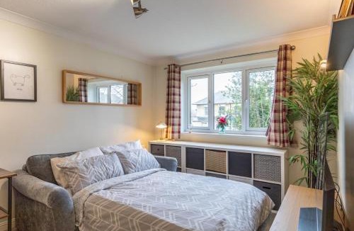 Netley Apartment | Chic Flat in Woolston: Nr Southampton City Centre
