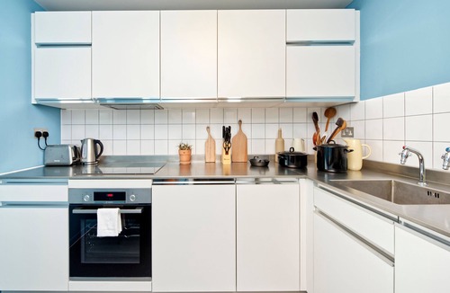 Poplar Apartment | Chic Four Bedroom Flat with Stunning Poplar Views