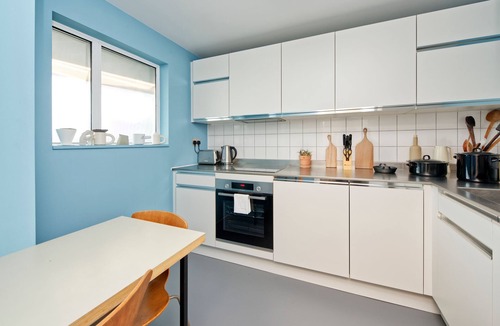 Poplar Apartment | Chic Four Bedroom Flat with Stunning Poplar Views