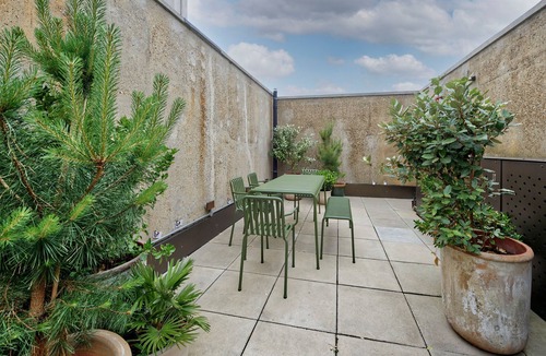 Poplar Apartment | Chic Four Bedroom Flat with Stunning Poplar Views