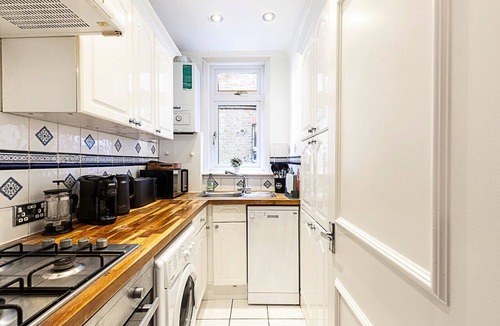 Ealing Common Apartment | Chic Garden Flat in Leafy Ealing