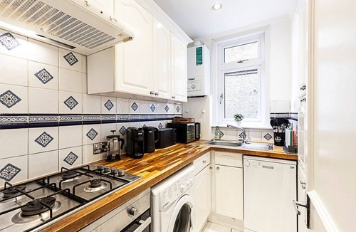 Ealing Common Apartment | Chic Garden Flat in Leafy Ealing