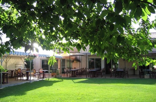 Digne-les-Bains Hotel | Chic Golfer's Retreat with Seasonal Outdoor Swimming Oasis - Parking