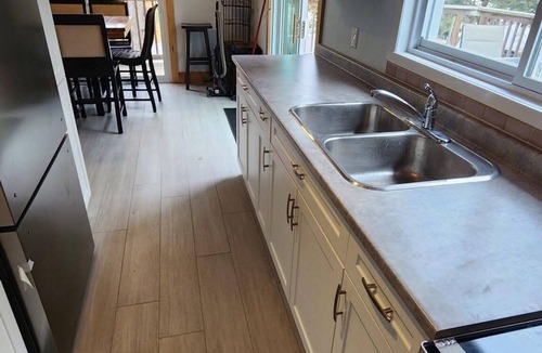Grand Bend Ski Chalet | Chic Grand Bend Escape – Fireplace, Hot Tub & Walk to Beach