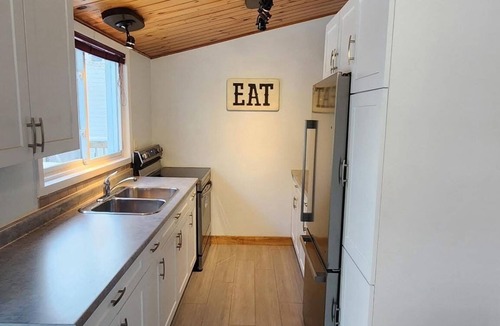 Grand Bend Ski Chalet | Chic Grand Bend Escape – Fireplace, Hot Tub & Walk to Beach