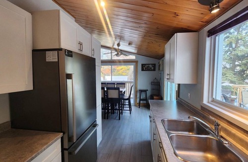 Grand Bend Ski Chalet | Chic Grand Bend Escape – Fireplace, Hot Tub & Walk to Beach