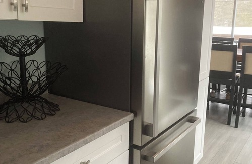 Grand Bend Ski Chalet | Chic Grand Bend Escape – Fireplace, Hot Tub & Walk to Beach