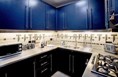 Brompton & Hans Town Apartment | Chic Haven near Harrods: Modern Apartment