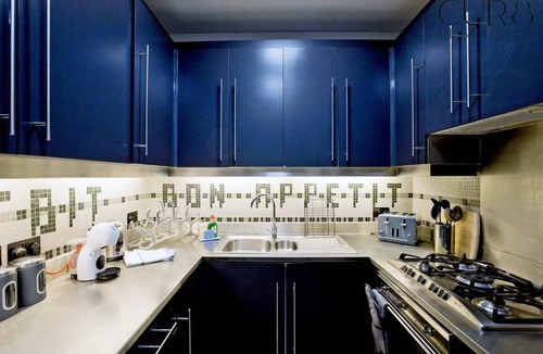 Brompton & Hans Town Apartment | Chic Haven near Harrods: Modern Apartment