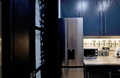 Brompton & Hans Town Apartment | Chic Haven near Harrods: Modern Apartment