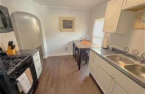 Westside Apartment | Chic Hideaway in Tipperary Hill