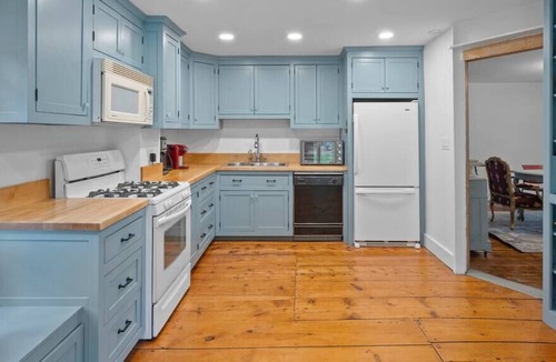 West Dover House | Chic Historic House w/Mountain Views Near Skiing