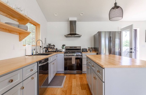 Callicoon House | Chic Home w/Fireplace & Beautiful Sunsets