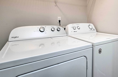 East Wenatchee House | Chic Home w/ Views & Backyard ~ 1 Mi to River