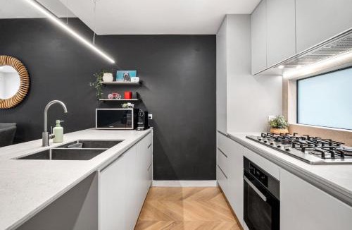 Carnegie Apartment | Chic Home with BBQ & Outdoor Dining