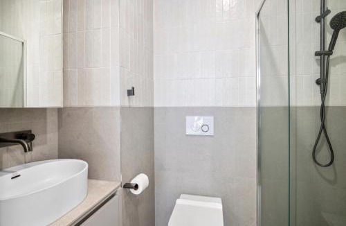 Carnegie Apartment | Chic Home with BBQ & Outdoor Dining