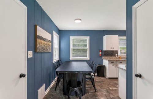 Independence House | Chic Home with Huge Grassy Yard 7 mins to Arrowhead Stadium