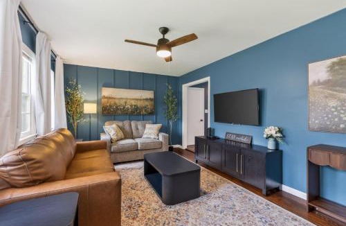 Independence House | Chic Home with Huge Grassy Yard 7 mins to Arrowhead Stadium