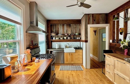 Stockbridge House | Chic Homestead Experience, Pick-and-Eat Gardens!