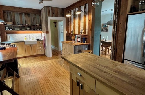 Stockbridge House | Chic Homestead Experience, Pick-and-Eat Gardens!