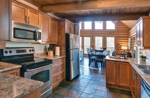 Labelle Ski Chalet | Chic Hot tub in mountain Tremblant Area