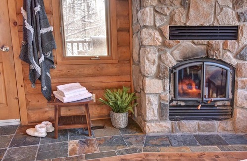 Labelle Ski Chalet | Chic Hot tub in mountain Tremblant Area