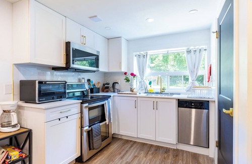 Halton Hills Apartment | Chic Hotel-Style Retreat by Toronto Premium Outlets