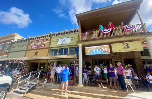 Mason Hotel | Chic hotel with balcony with WiFi in charming downtown Mason, prime location