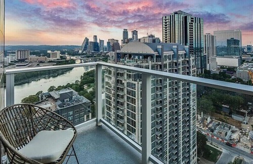 Rainey Street Historic District Hotel | Chic Hotel with city views in downtown Austin Texas. Pets Welcome
