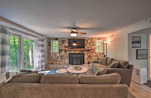 Townville House | Chic House w/Private Dock on Lake Hartwell!