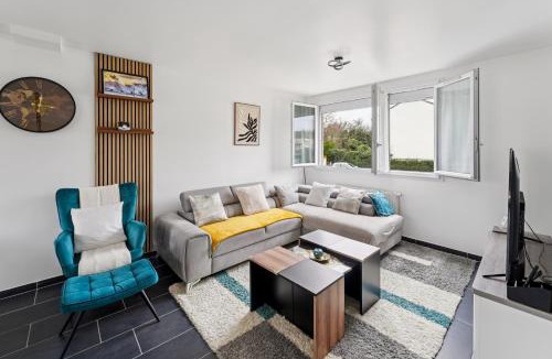 Herblay House | Chic house with a master suite, parking, terrace, and garden