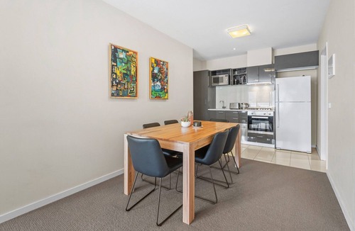 South Melbourne Apartment | Chic Inner City Convenience, with Secure Parking