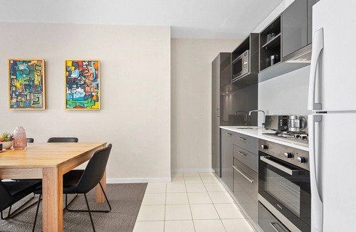 South Melbourne Apartment | Chic Inner City Convenience, with Secure Parking