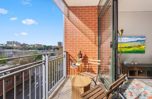 Chippendale Apartment | Chic Inner-City 1 Bedroom with Balcony