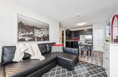 Tuxedo Park Apartment | Chic Inner-City Studio - Your Cozy Calgary Escape!