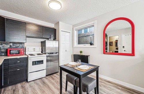 Tuxedo Park Apartment | Chic Inner-City Studio - Your Cozy Calgary Escape!
