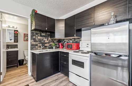 Tuxedo Park Apartment | Chic Inner-City Studio - Your Cozy Calgary Escape!