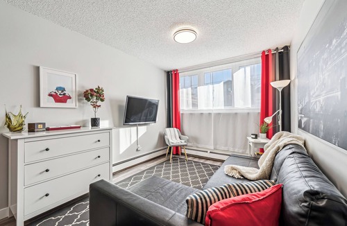 Tuxedo Park Apartment | Chic Inner-City Studio - Your Cozy Calgary Escape!