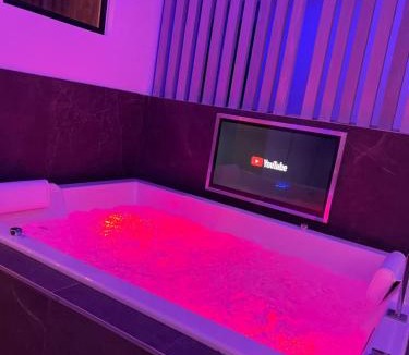 Plaine Centre Ville Apartment | Chic & Jacuzzi