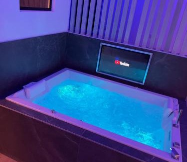 Plaine Centre Ville Apartment | Chic & Jacuzzi