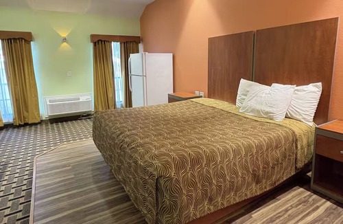 Humble Hotel | Chic King Room w/Free Parking Near Tour 18 Golf – Affordable & Comfortable