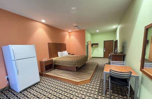 Humble Hotel | Chic King Room w/Free Parking Near Tour 18 Golf – Affordable & Comfortable
