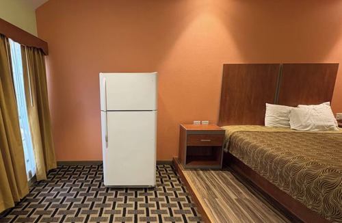 Humble Hotel | Chic King Room w/Free Parking Near Tour 18 Golf – Affordable & Comfortable